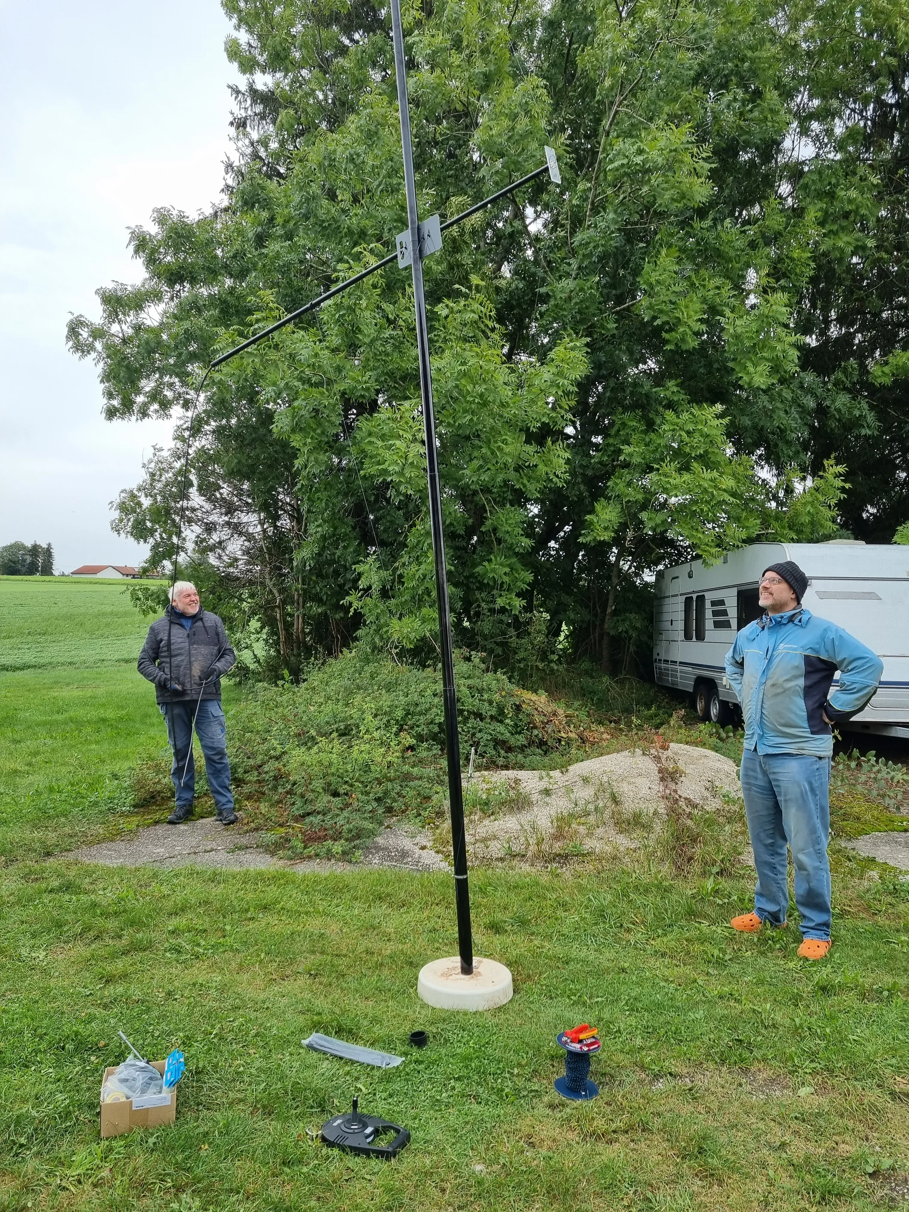 Helpers DF4MAA and DG8MG looking at the working 10m VDA prototype.jpg