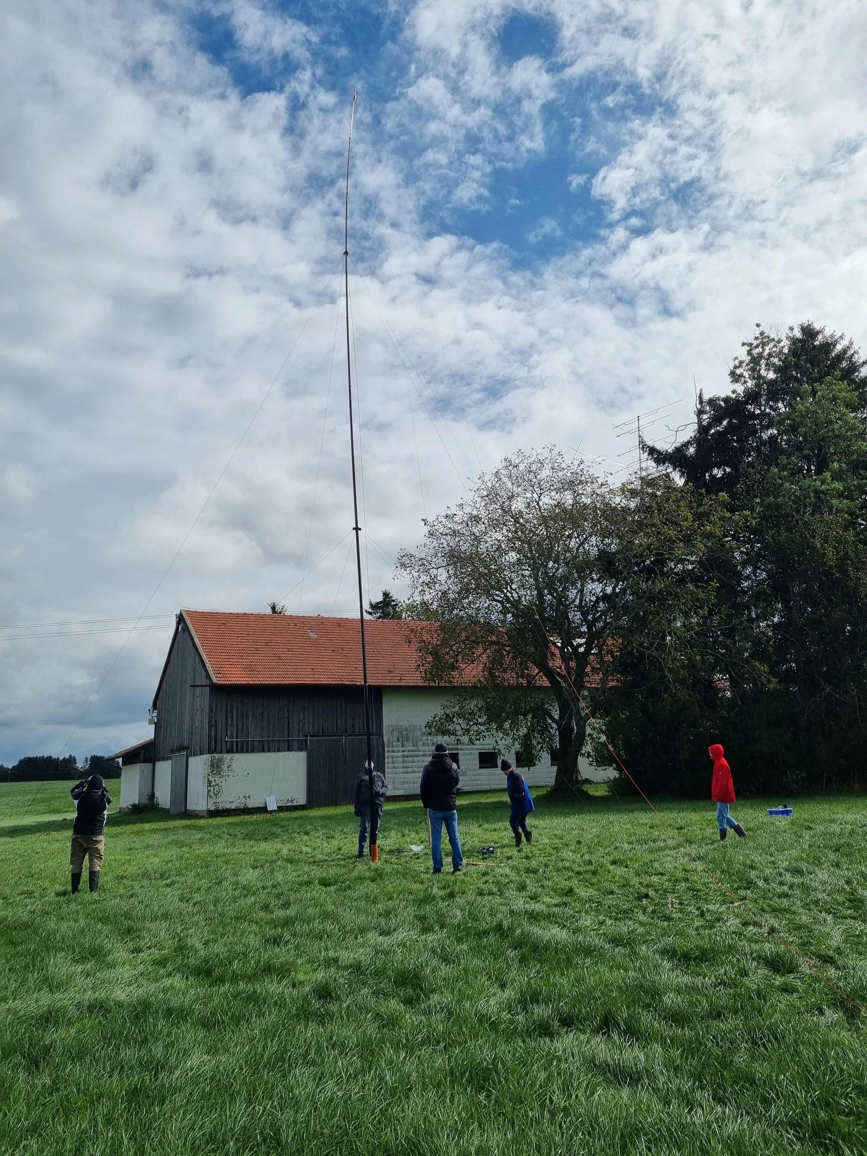 Lowbands antenna on 18m Spiderpole for V7 DXPedition.jpg